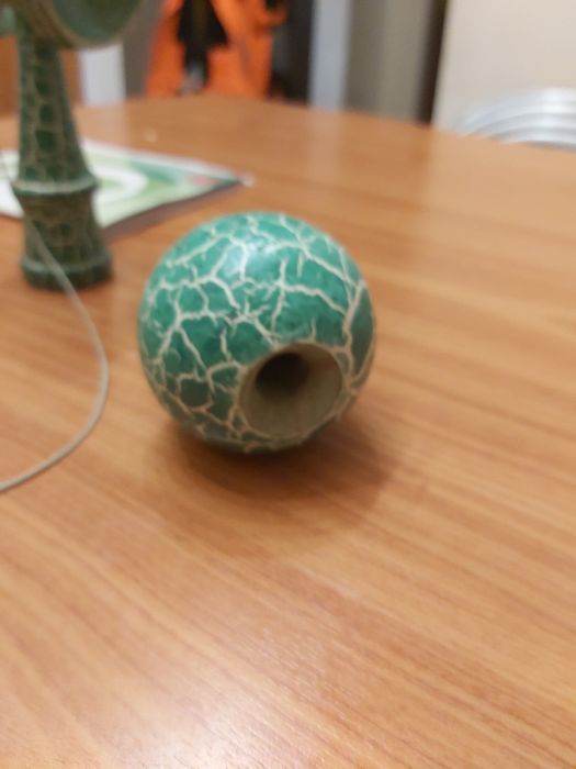 Kendama fără ață pe bila și ață pe ken