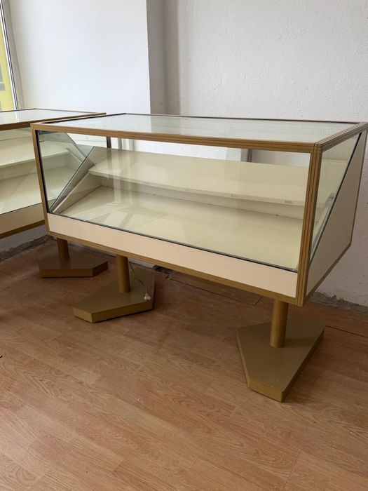 Vitrine Bijuterii / Ceasuri Premium – Mobilier Comercial de Lux Iluminat