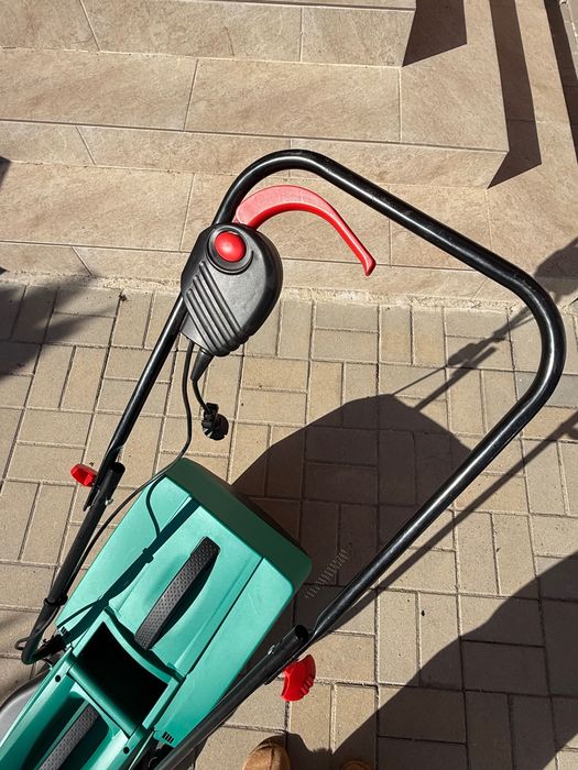 Bosch ARM 32 – mașină electrică tuns iarba