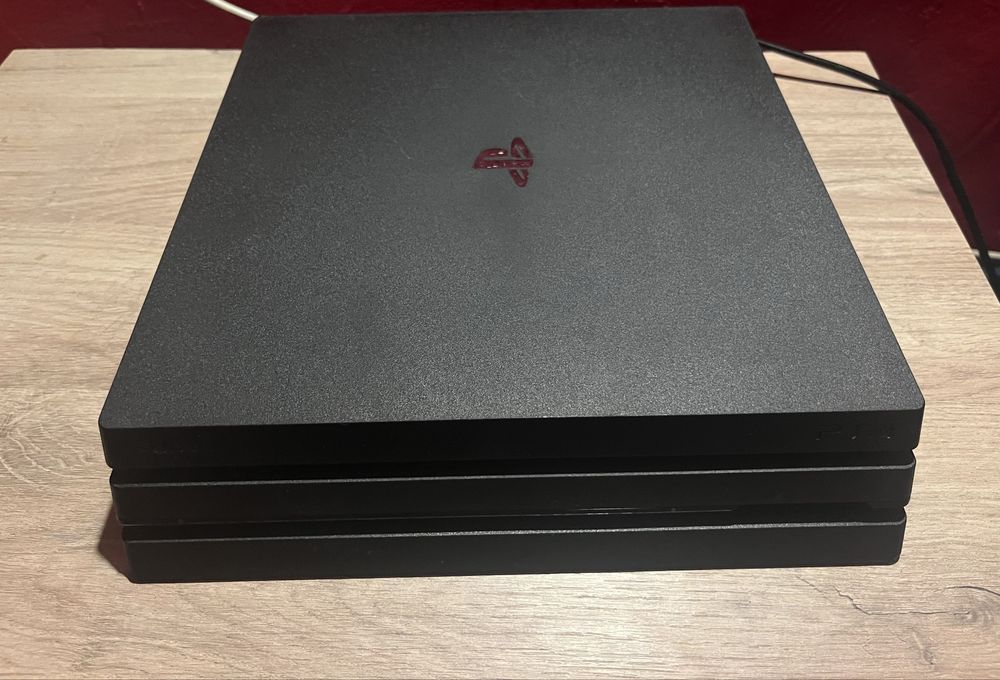 PS4 Pro 1TB – Stare impecabilă, 2 controllere incluse, 900 lei negociabil!
