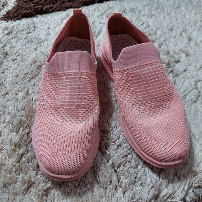 Продам кроссовки 40р