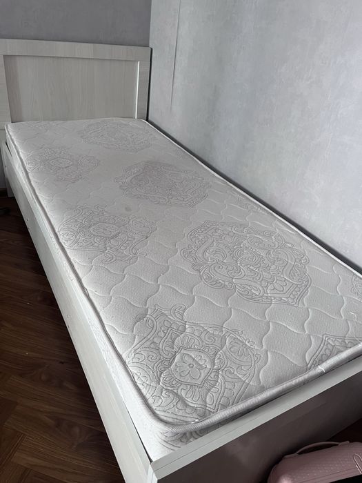 Кровать с матрасом