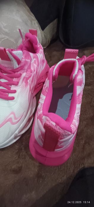 Дамски дишащи маратонки