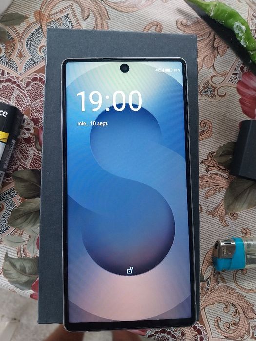 Smartphone S25 ultra nou 128 GB și 8 GB de rami