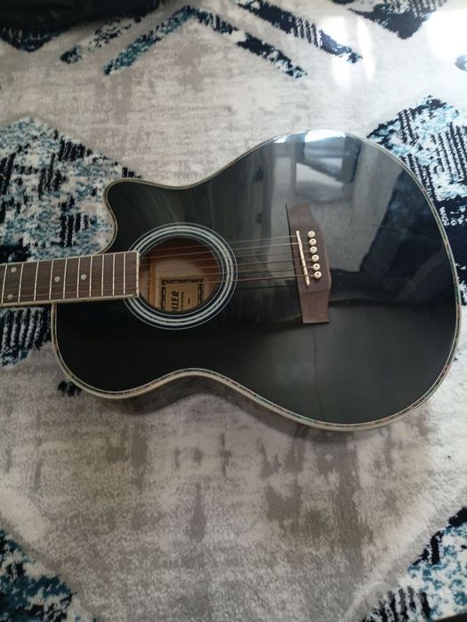 Gitara sotiladi holati yangi chexollati bn birga