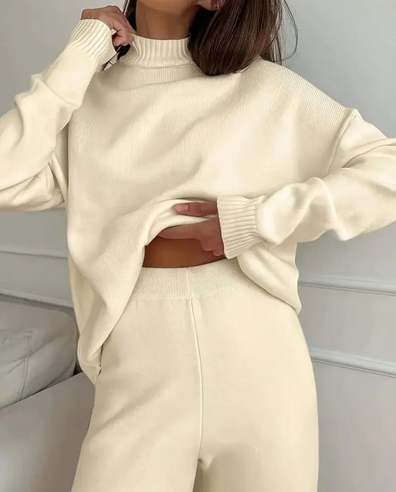 Compleu din tricot fin