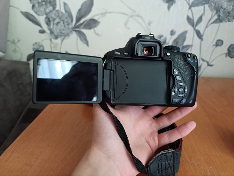 Canon EOS 700d, два объектива