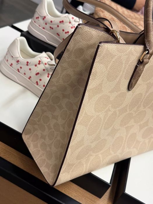 Чанта COACH Maggie Tote Bag In Blocked Signature Canvas Gold/Sand/Tan