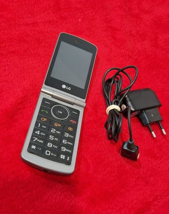 Telefon cu clapeta Lg cu butoane mari și display destul de generos
