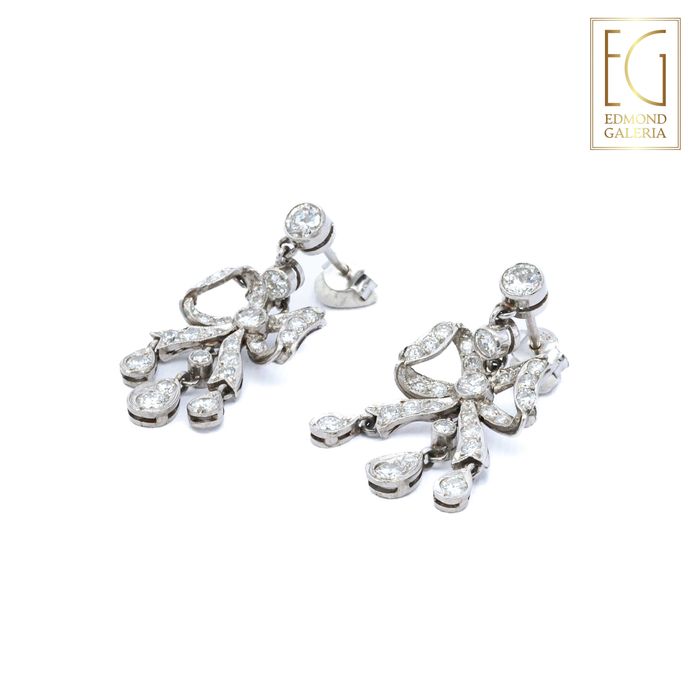 Pereche de cercei din platină, decorată cu diamante