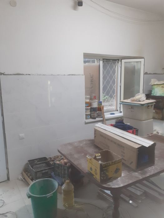 Красиво клеем кафель