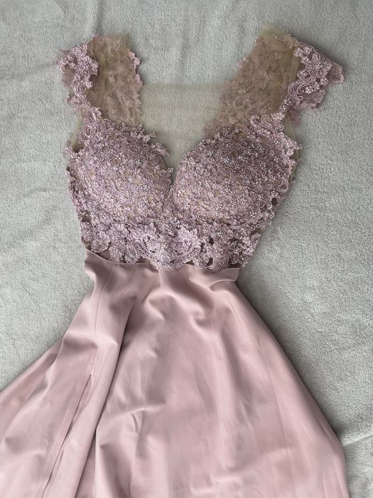 Rochie cu dantelă și perle