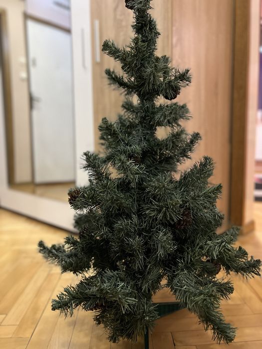 Продавам елха