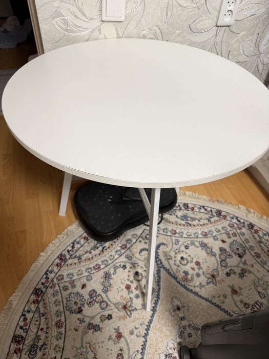 Стол круглый белый
