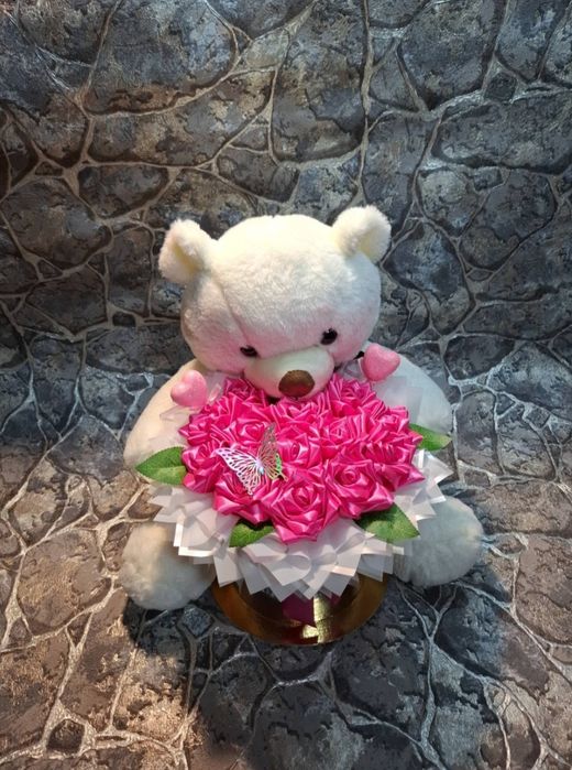 Атласные розы с игрушкой