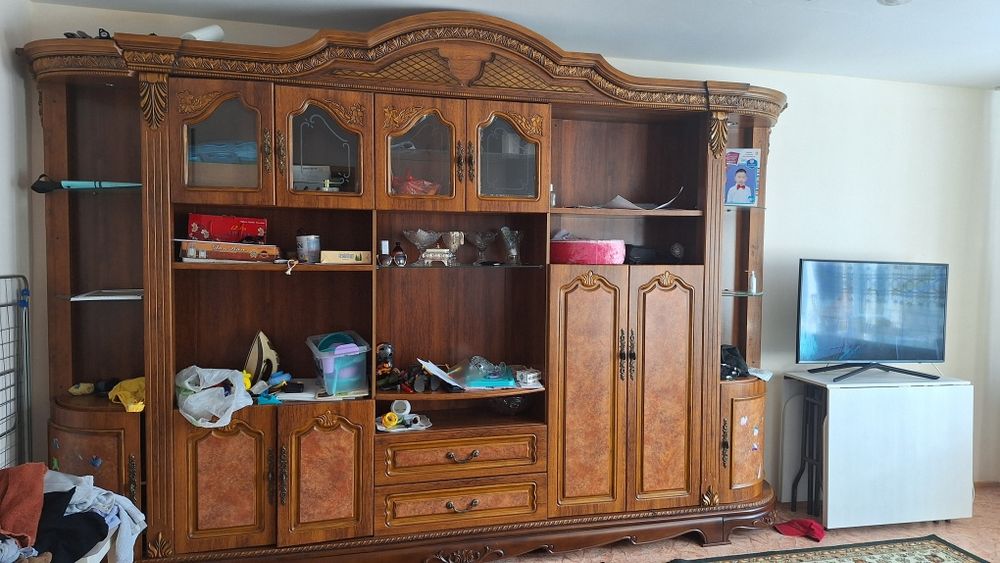 Продам сервант в хорошом состоянии