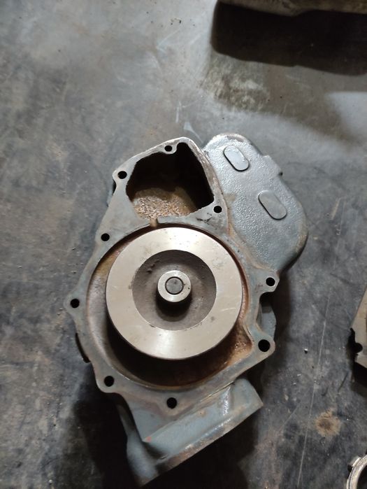 Помпа на Ман F2000 водяной насос