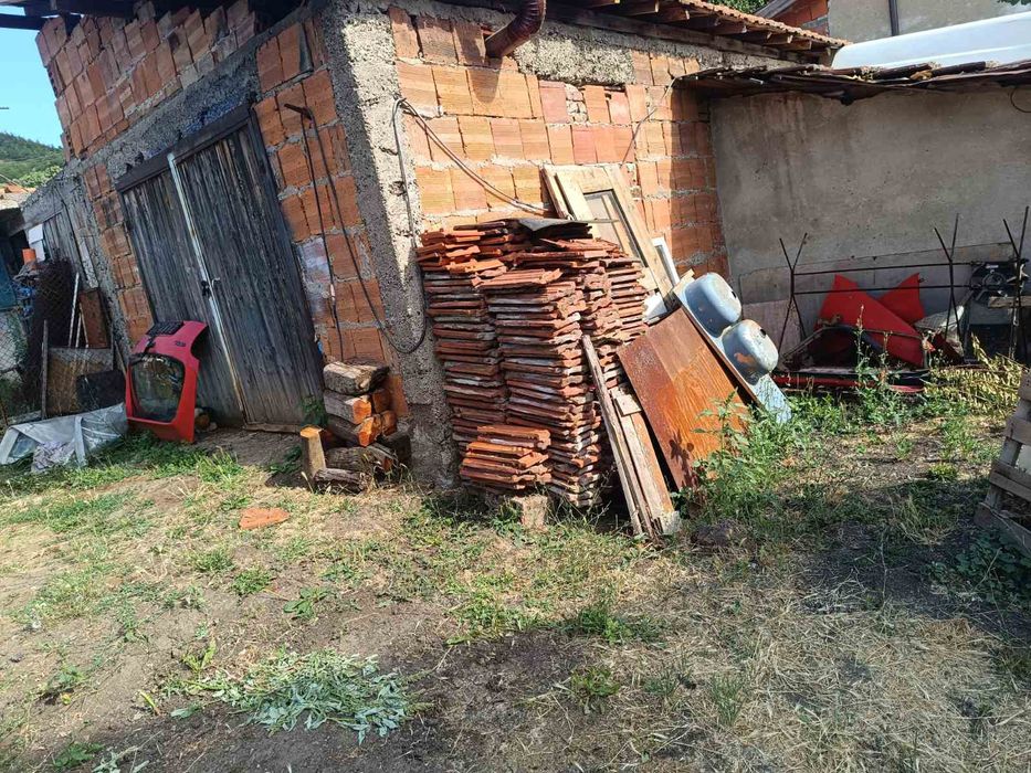 Просторна триетажна къща с голям двор в с. Дивотино, обл. Перник