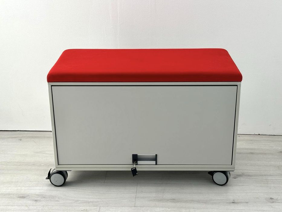 Модулна система за офис шкафове от steelcase с червена възглавница