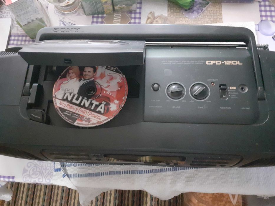 De vinzare radio casetofon cu cd sony cfd -120 l