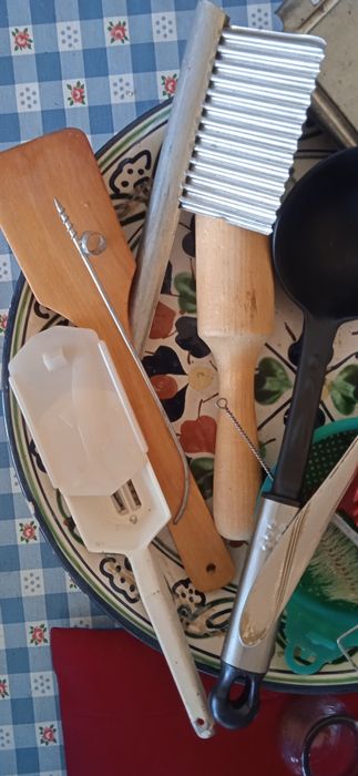 Столовый набор кухонных принадлежностей: ложки,ножи.. Новые