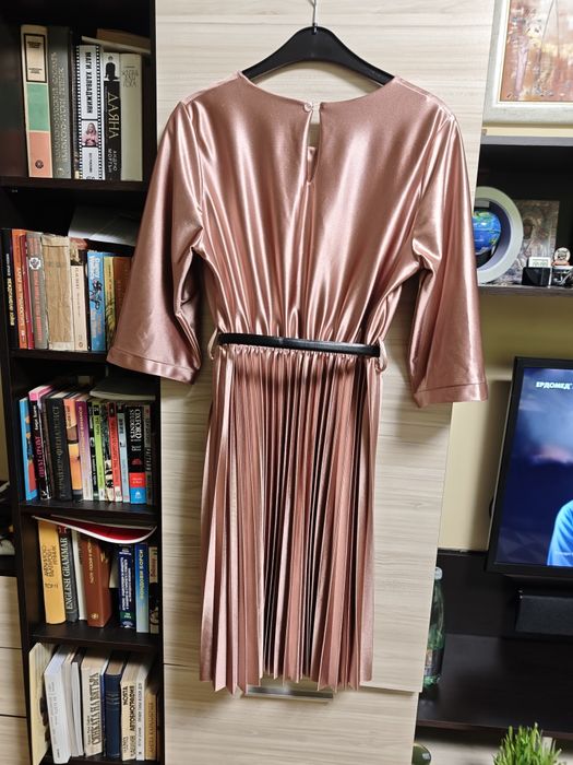 Плисирана официална рокля за специални поводи.