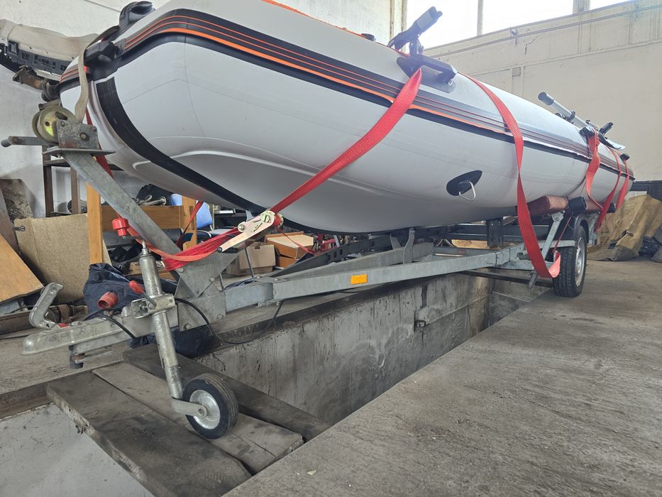 Vand barca 450Dsl noua lungime 4.5m motor Mercury 20cp nou și peridoc