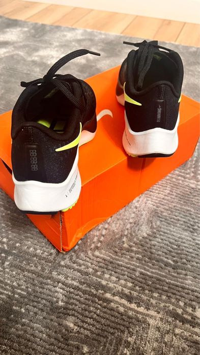 Nike кроссовки новые