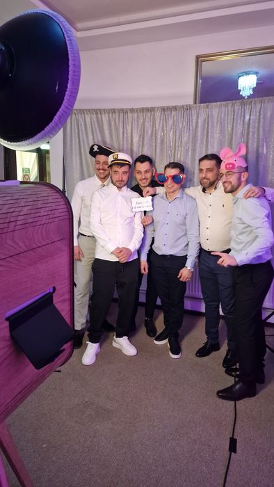 Cabina cu Zâmbete – Închiriere Cabină Foto pentru Evenimente