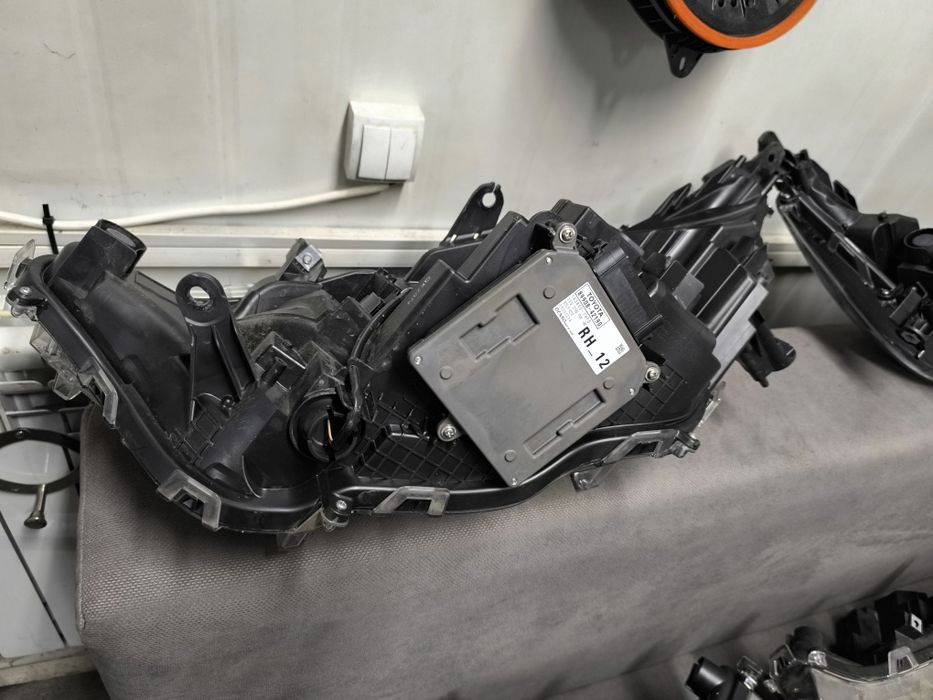 Фары левый правый раф4  оригинал RAV4 фар