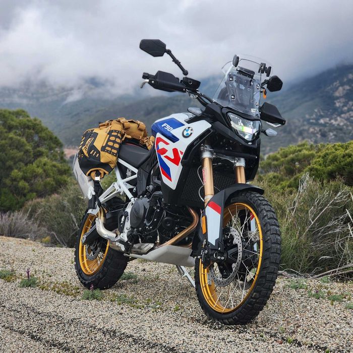 Motocicleta adventure BMW F900 GS 2700km GARANTIE, toba AKRAPOVIC, keyless go, manere incalzite