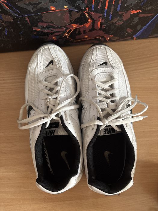 Кроссовки белые