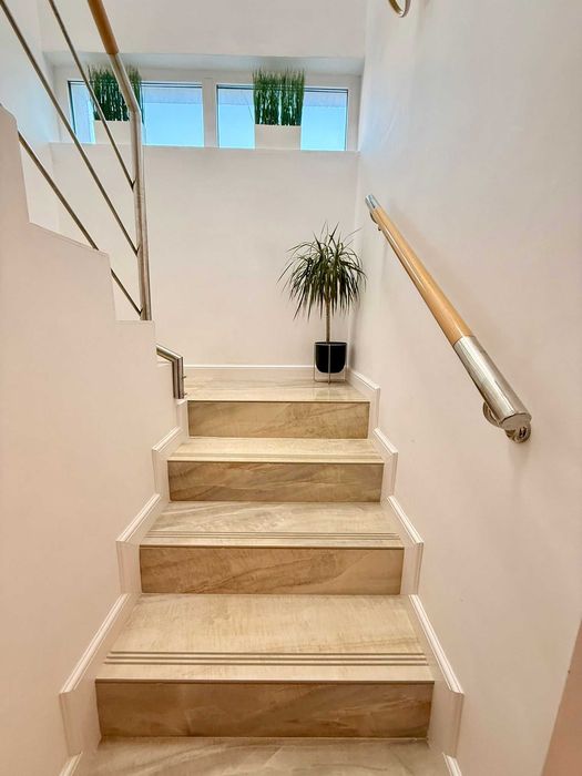 Casa / Vila 205 mp, 5 camere cu bai proprii, curte, Eforie Nord