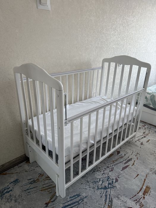 Продам детскую кроватку с матрасом