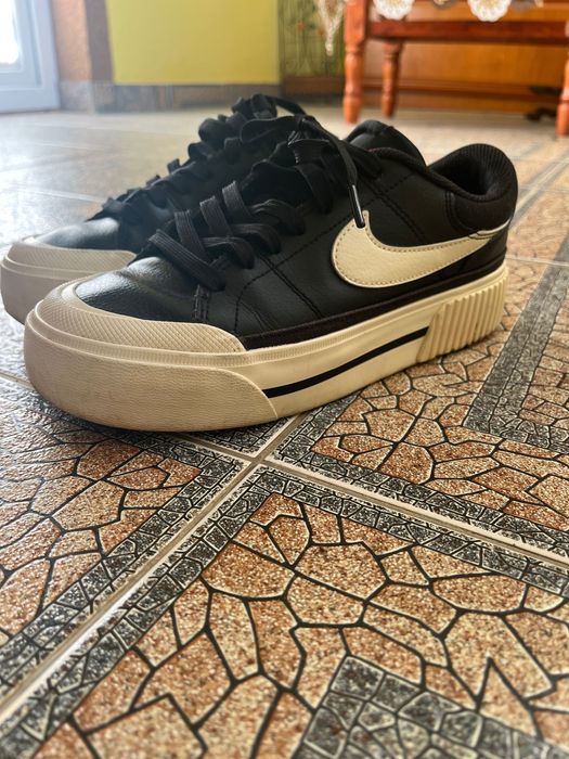 Adidași Nike negri cu talpă înaltă