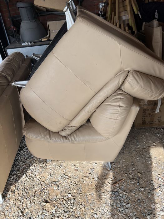 Кожен диван с две кресла