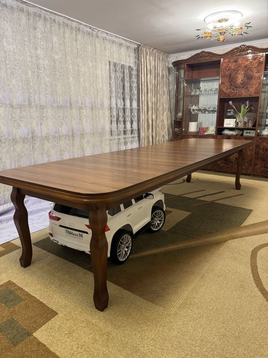 Стол и стулья для гостинной