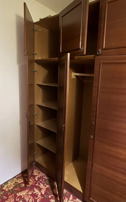 Шкаф плательный коричневый