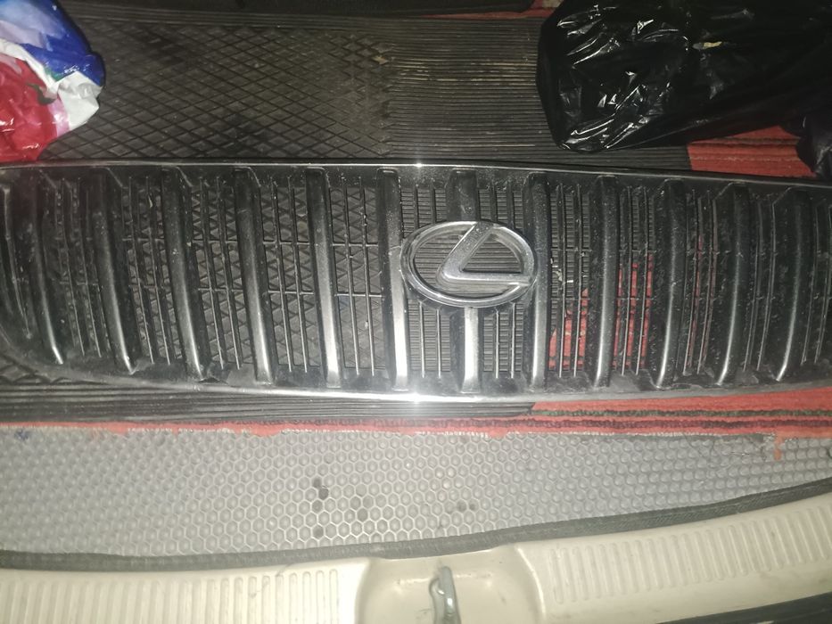 Продам решетку радиатора Лексус рх 300.