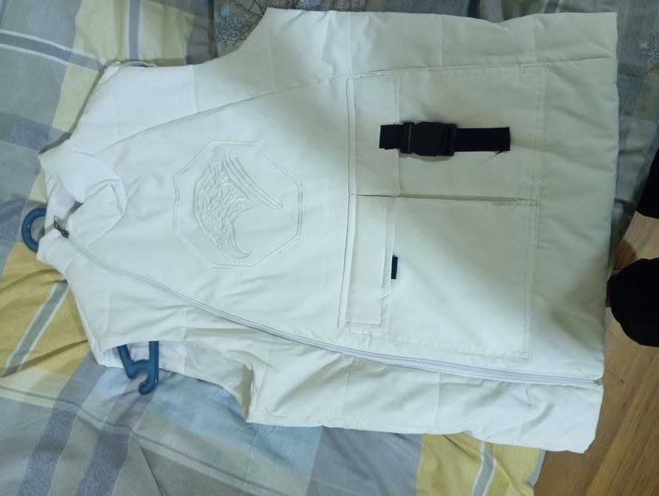 Rasmdagi kiyim sotiladi