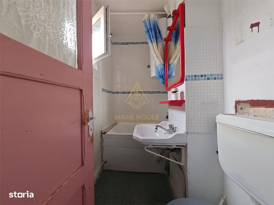 Apartament cu 3 camere de vanzare, zona Milcov