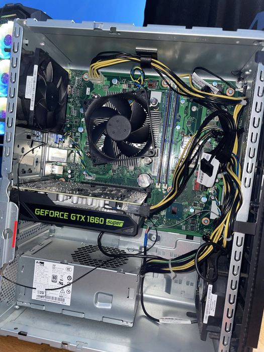 Sistem Desktop Gaming Lenovo