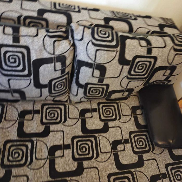 Vând canapea extensibilă, solidă, cu arcuri, lada de depozitare si brate detasabile