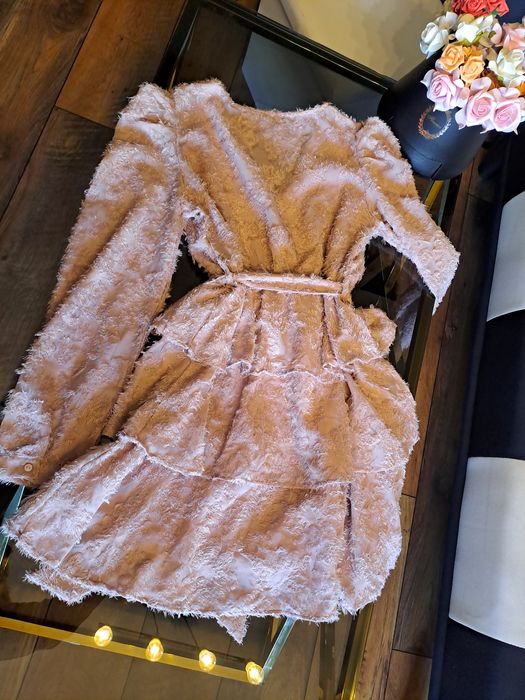 Официални рокли различни размери.