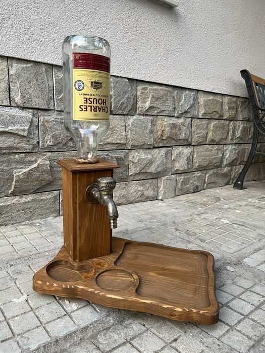 Диспенсър за алкохол с плато за мезета