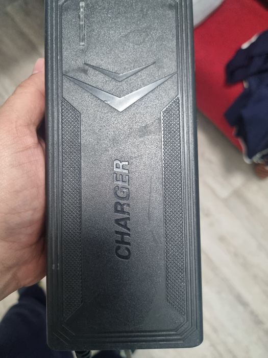 Продам зарядное устройство на батарею для электровелосипеда,