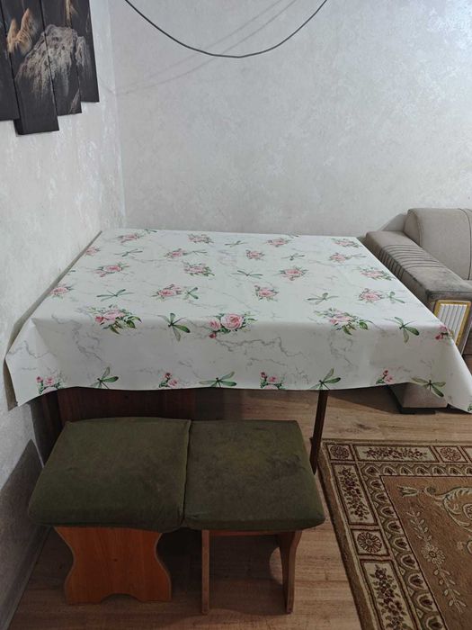 Стол, и стулья для кухни