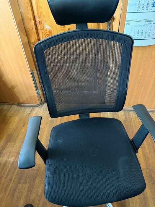 Два офисных  кресла