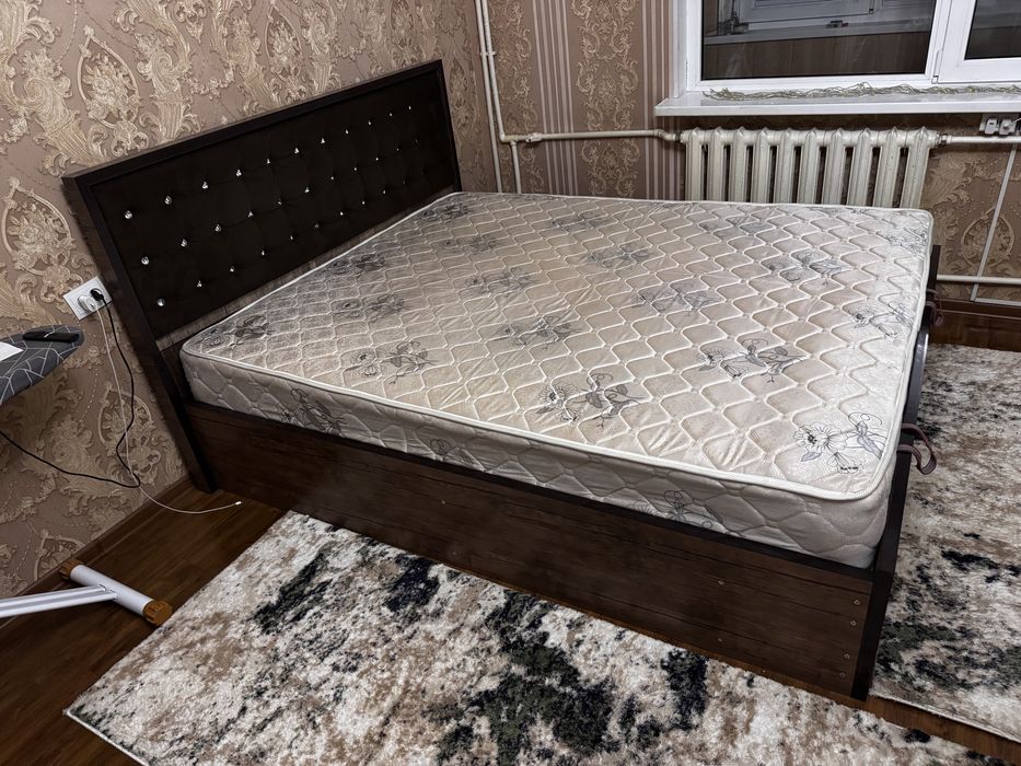 Продам кровать б/у с матрасом