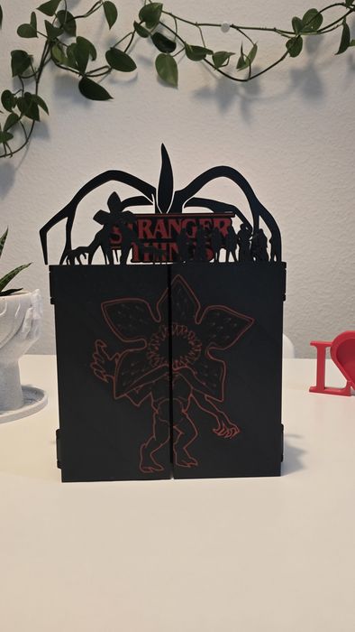 Suport colecție figurine inspirat din Stranger Things